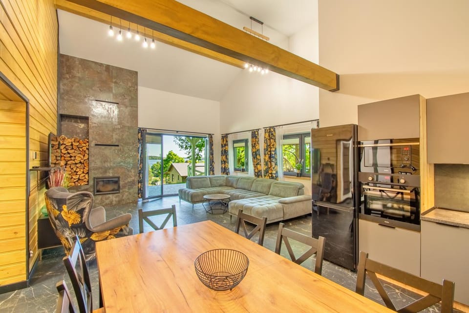 Dining area, fireplace