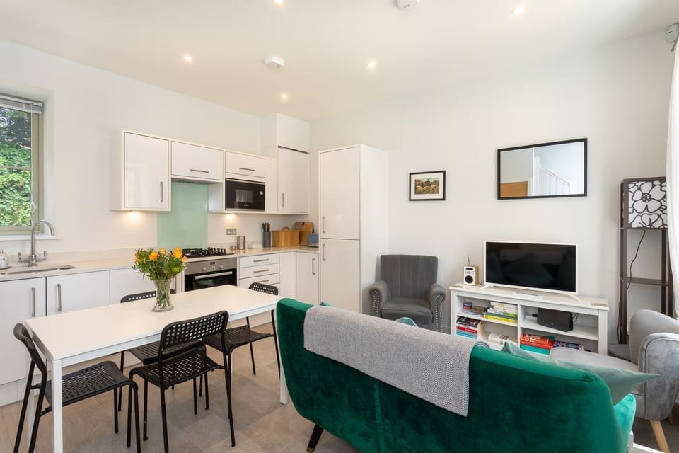 Communal lounge/ TV room, TV and multimedia, Living room, Dining area