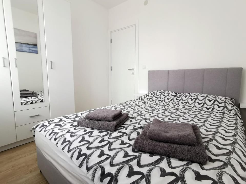 Bed, Bedroom, towels, wardrobe