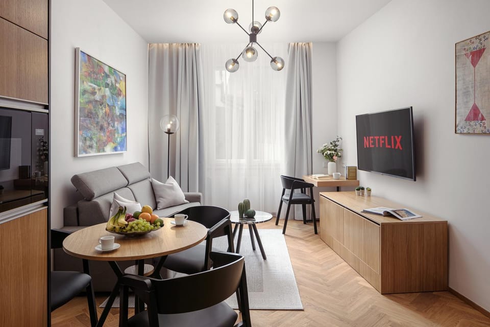 TV and multimedia, Living room, Seating area, Dining area