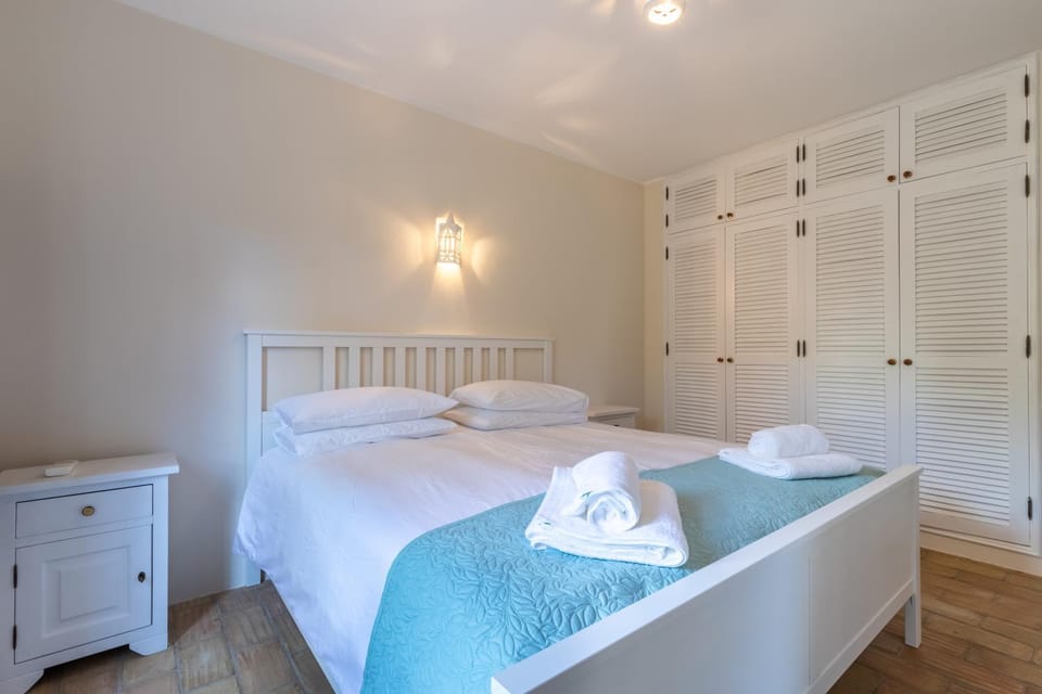 Bed, Bedroom, towels, wardrobe