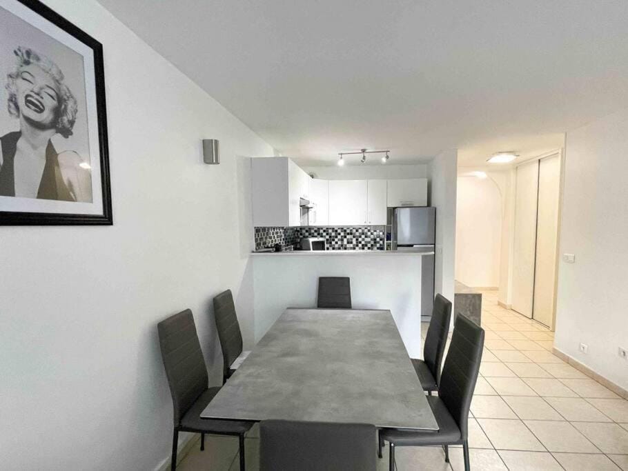 Kitchen or kitchenette, Seating area, Dining area