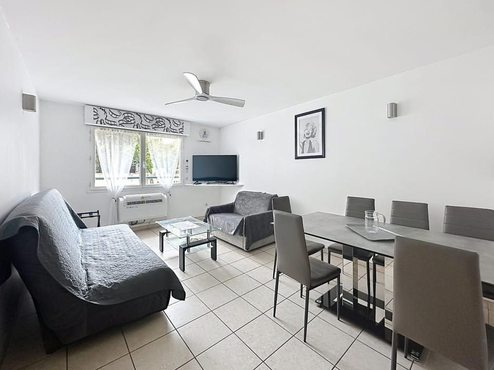 Communal lounge/ TV room, Living room