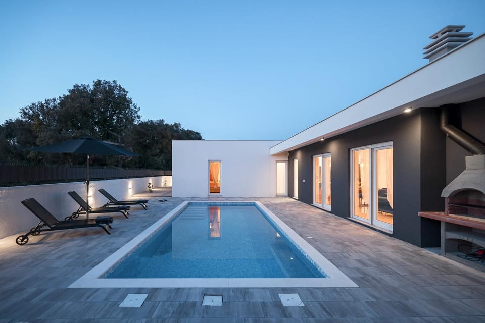 Pool view, Swimming pool, sunbed