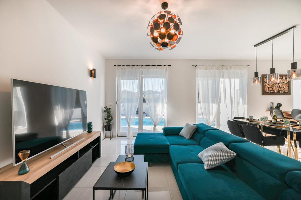 Communal lounge/ TV room, TV and multimedia, Living room, Seating area, Dining area