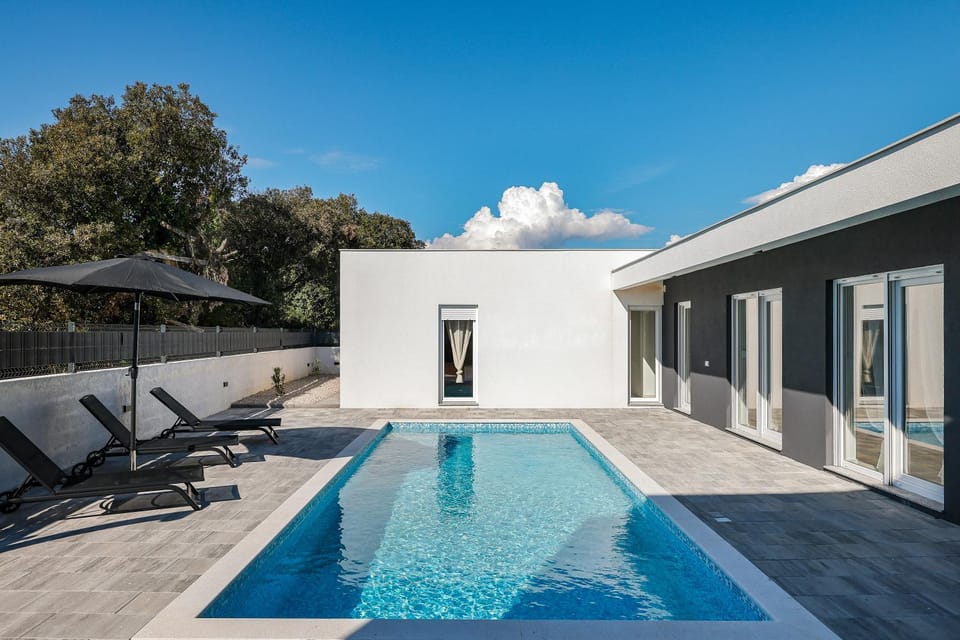 Property building, Day, Pool view, Swimming pool, sunbed