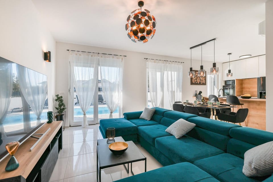 TV and multimedia, Kitchen or kitchenette, Living room, Seating area, Dining area