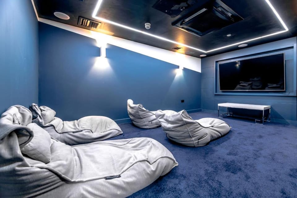 Communal lounge/ TV room