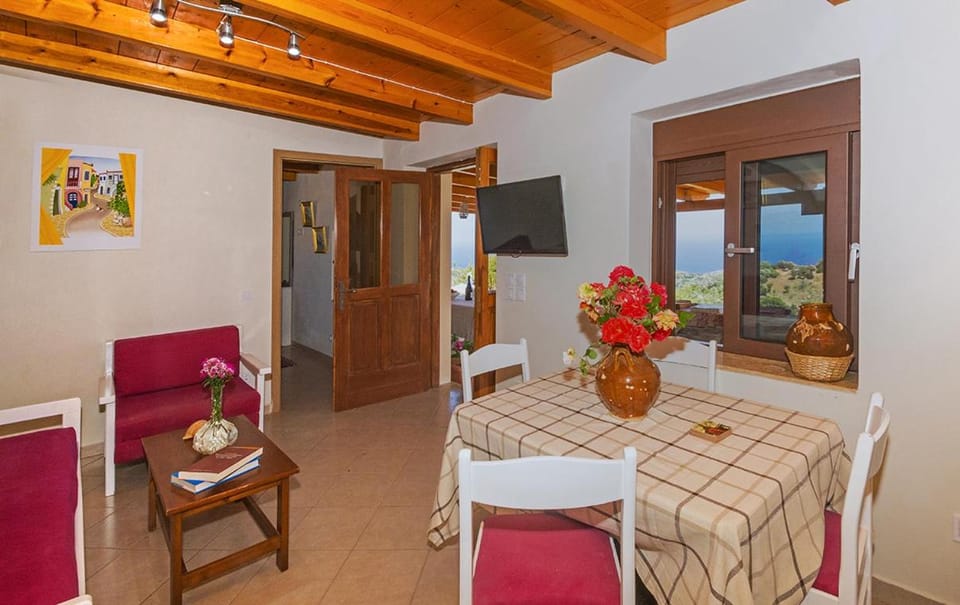 Communal lounge/ TV room, TV and multimedia, Living room, Seating area, Dining area