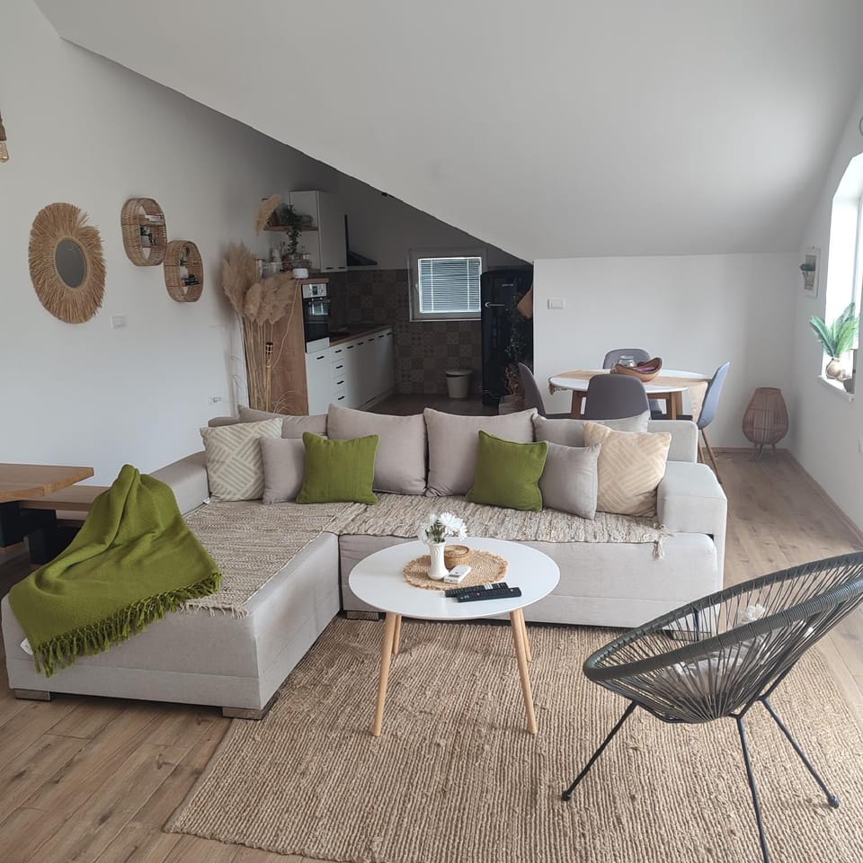 TV and multimedia, Kitchen or kitchenette, Living room, Seating area, Dining area