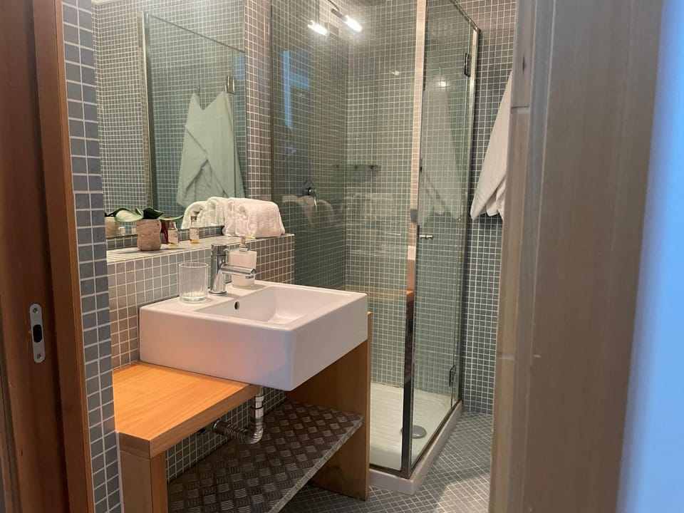 Shower, Bathroom, towels