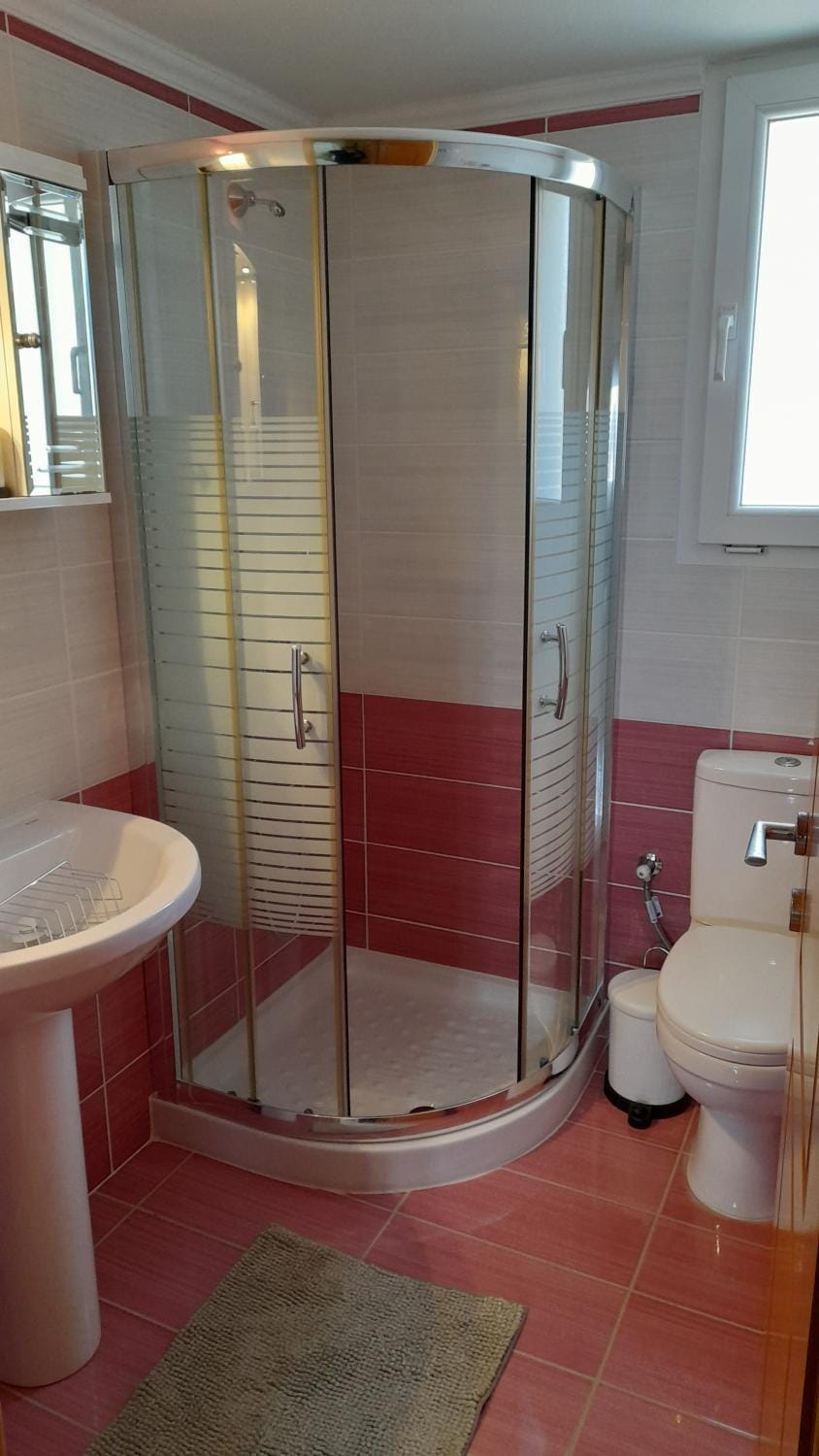 Shower, Toilet, Bathroom, towels