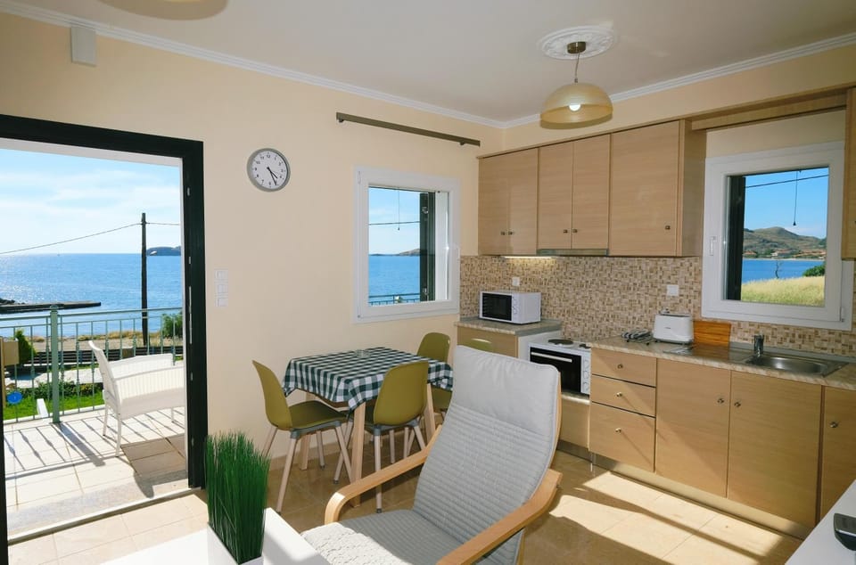 Natural landscape, Kitchen or kitchenette, Living room, Seating area, Dining area, Sea view, minibar, pet friendly, stove