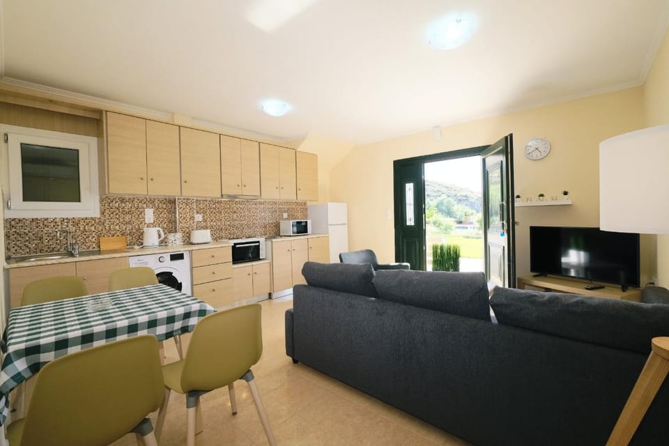 Kitchen or kitchenette, Living room, Seating area, Dining area, minibar, pet friendly, stove, toaster