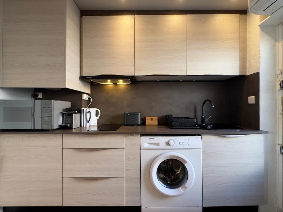 Kitchen or kitchenette, washing machine