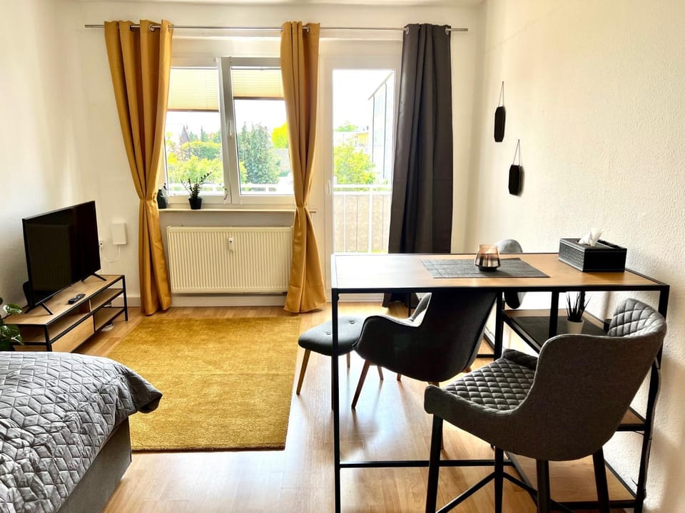 Bed, TV and multimedia, Living room, Photo of the whole room, Seating area, Bedroom, hair dresser
