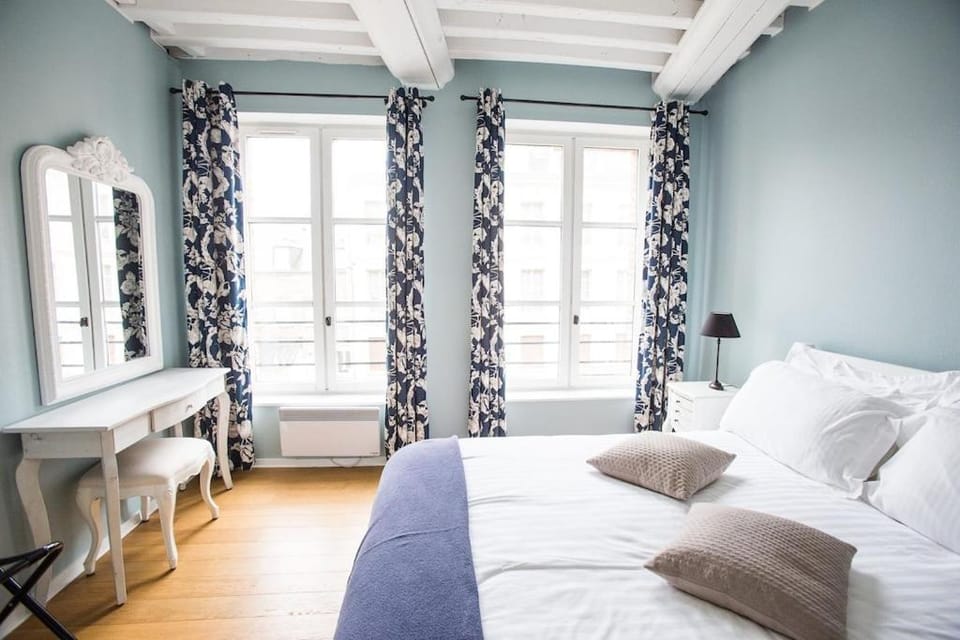 Centrally located, refurbished modern flat with views over the historic port Apartment in Honfleur