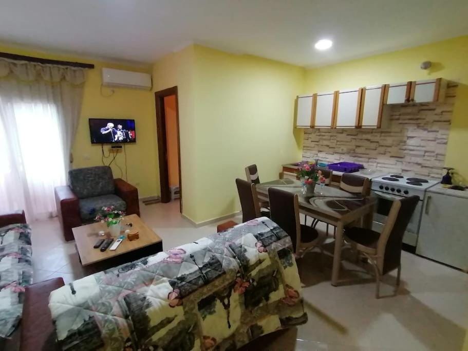 Communal lounge/ TV room, TV and multimedia, Kitchen or kitchenette, Living room, Seating area, Dining area, oven, air conditioner