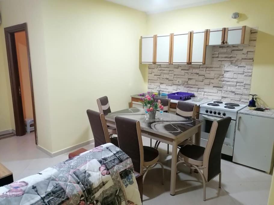 Kitchen or kitchenette, Seating area, Dining area, minibar, oven, stove
