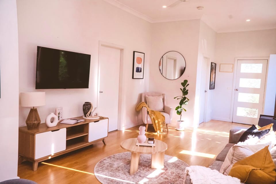 Communal lounge/ TV room, TV and multimedia, Living room, Seating area, Evening entertainment