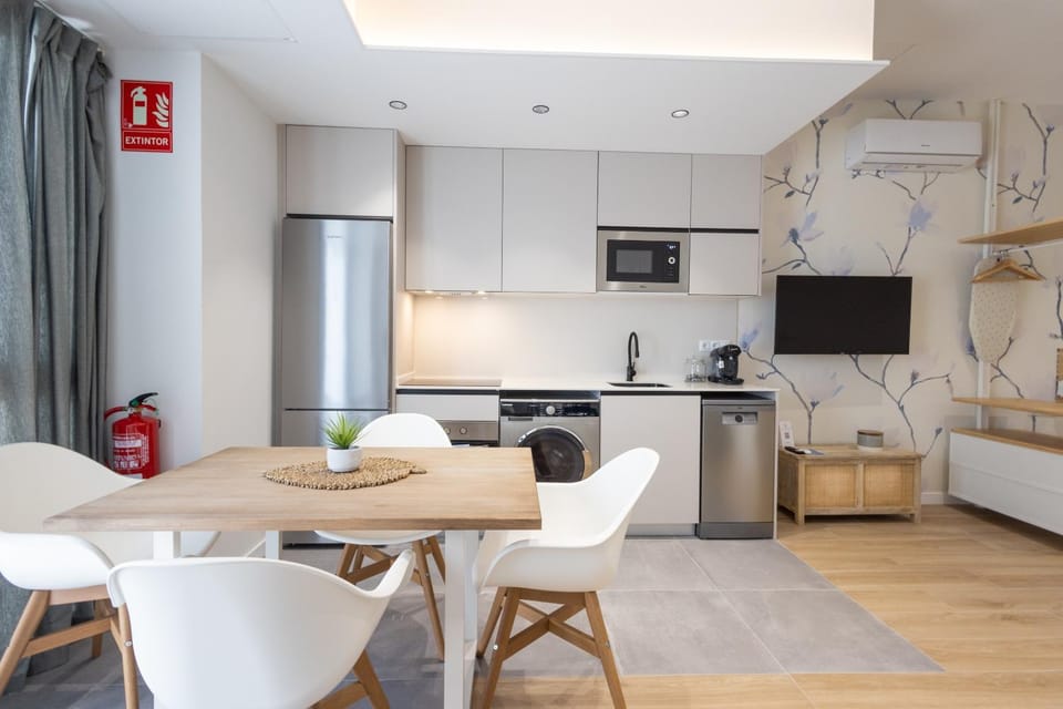 TV and multimedia, Coffee/tea facilities, Kitchen or kitchenette, Living room, Seating area, Dining area, minibar, pet friendly
