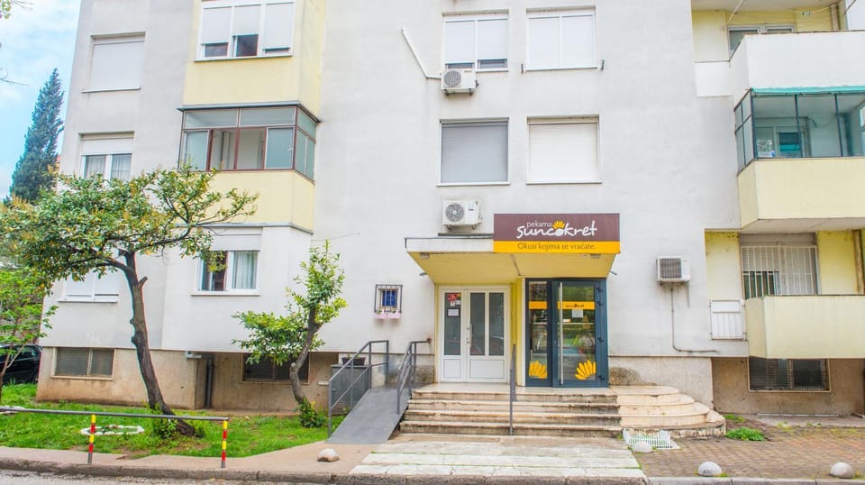 Property building, Facade/entrance, Neighbourhood