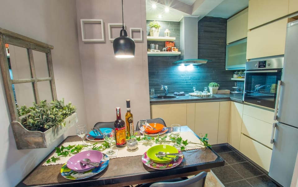 Kitchen or kitchenette, Dining area, minibar, pet friendly, stove