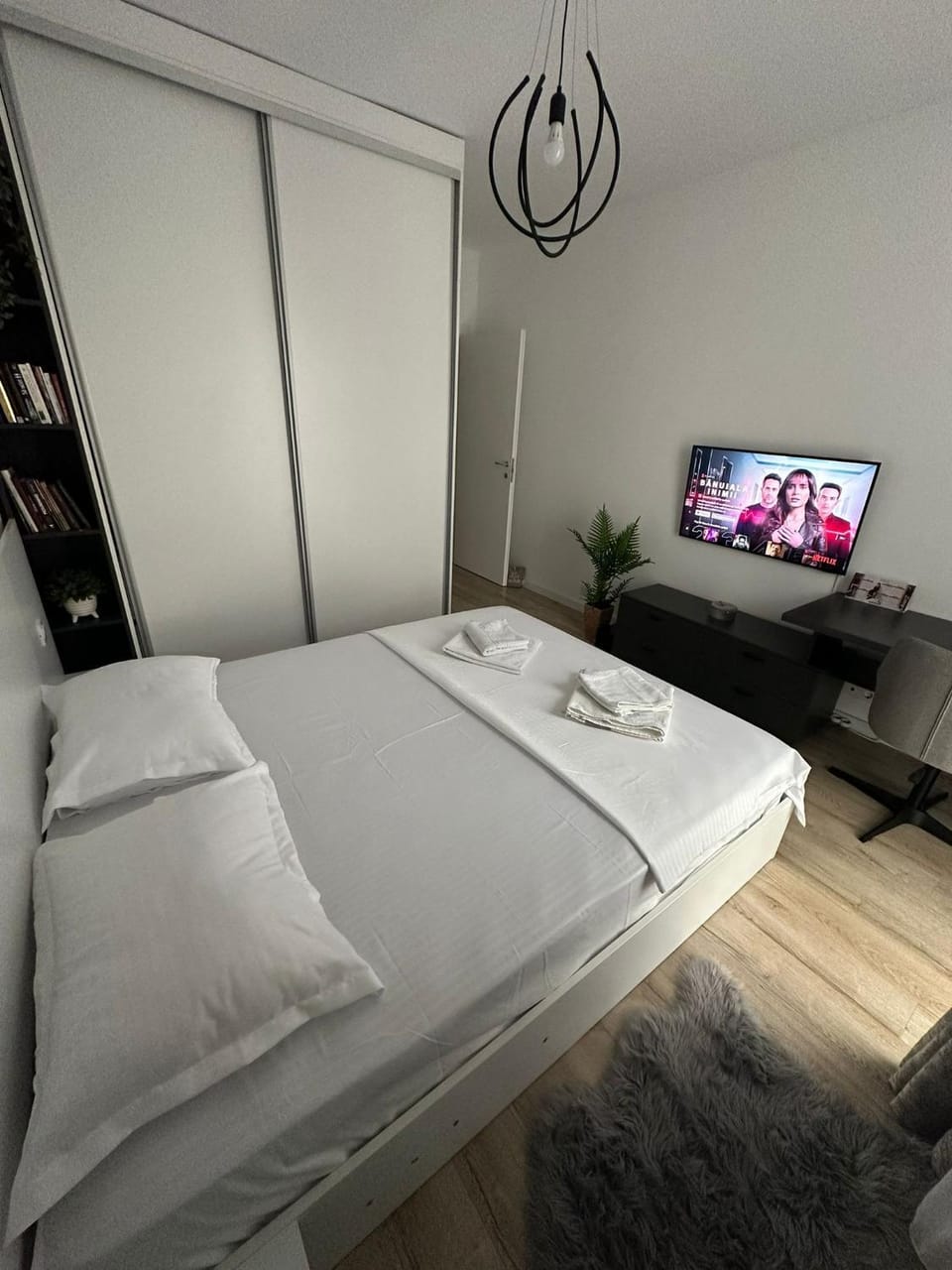 TV and multimedia, Photo of the whole room, Bedroom