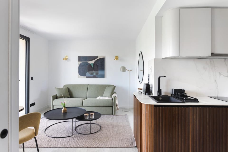 Kitchen or kitchenette, Living room, Seating area, Dining area