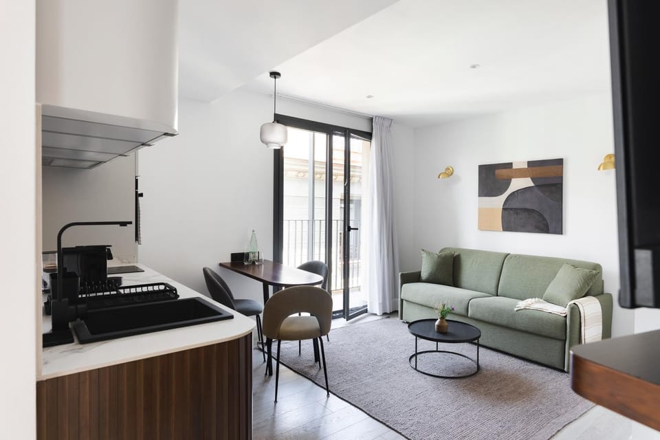 Kitchen or kitchenette, Living room, Seating area, Dining area
