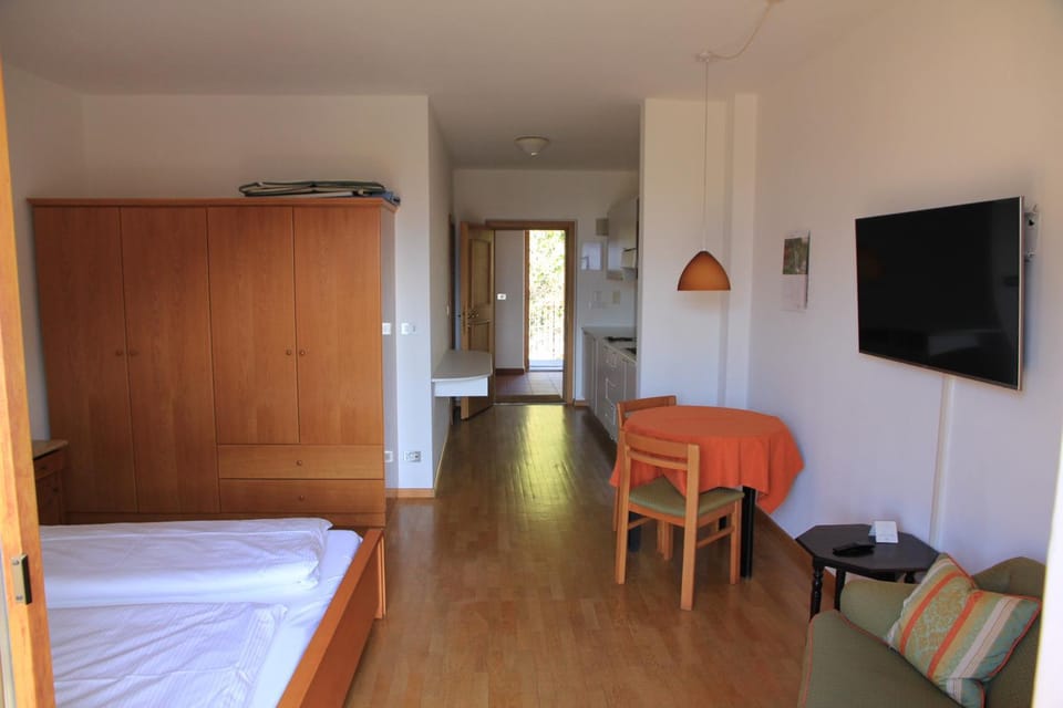 TV and multimedia, Living room, Bedroom