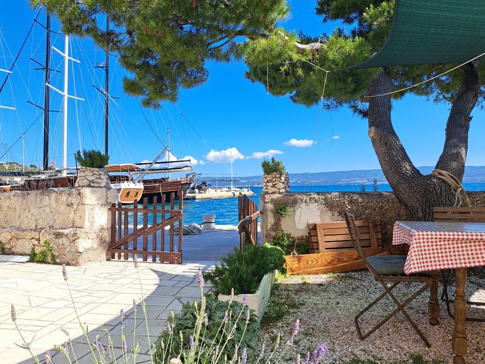 Patio, Day, Natural landscape, Seating area, Dining area, Sea view