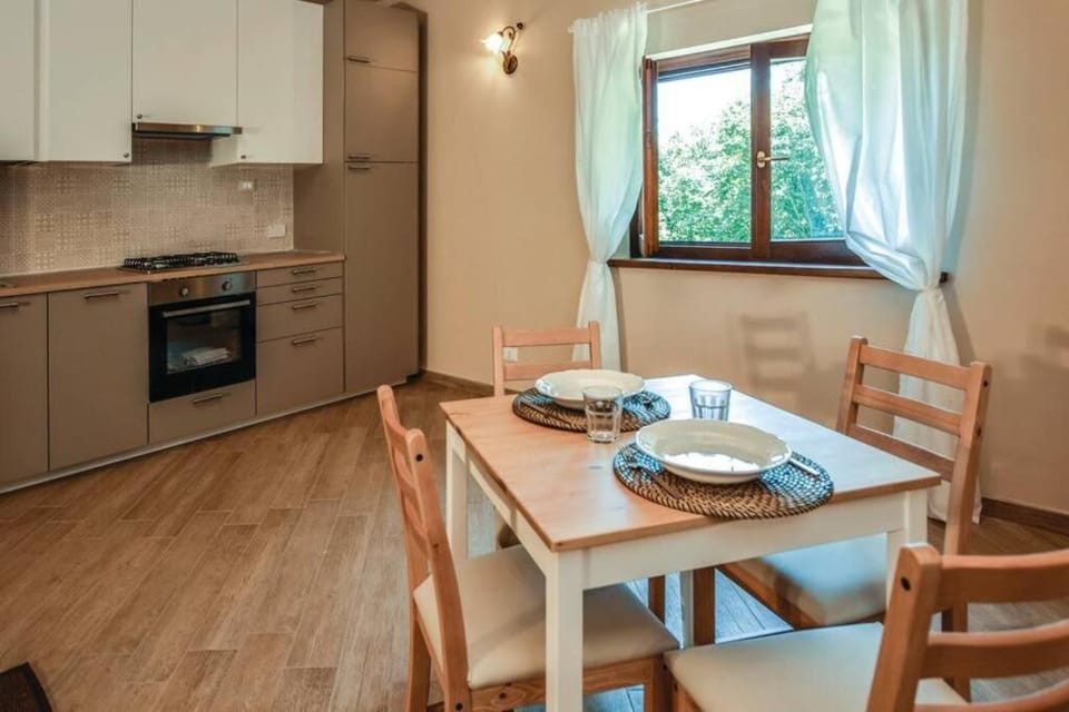 Kitchen or kitchenette, pet friendly, stove