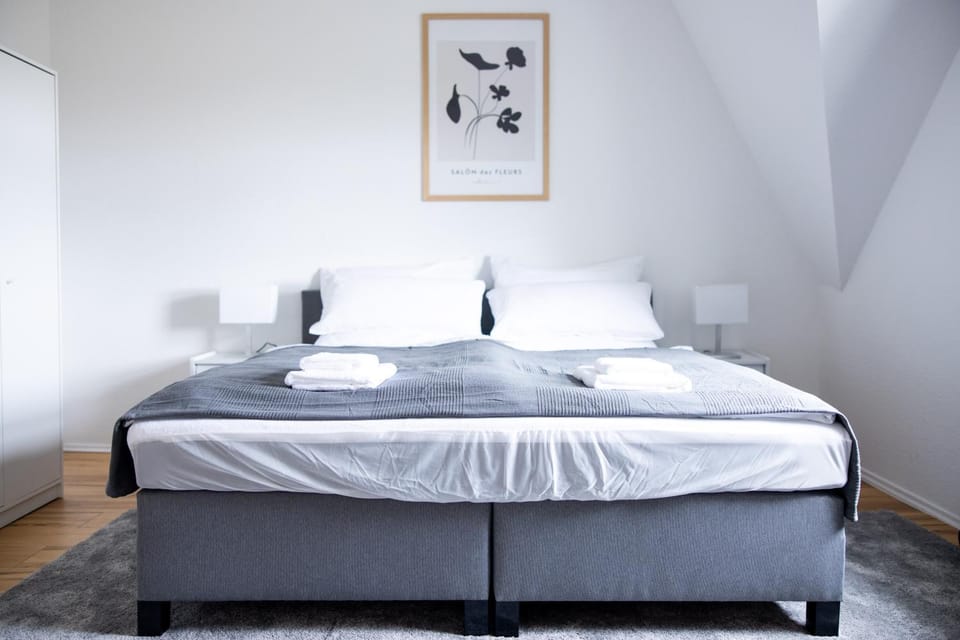 Bed, Photo of the whole room, Bedroom, towels