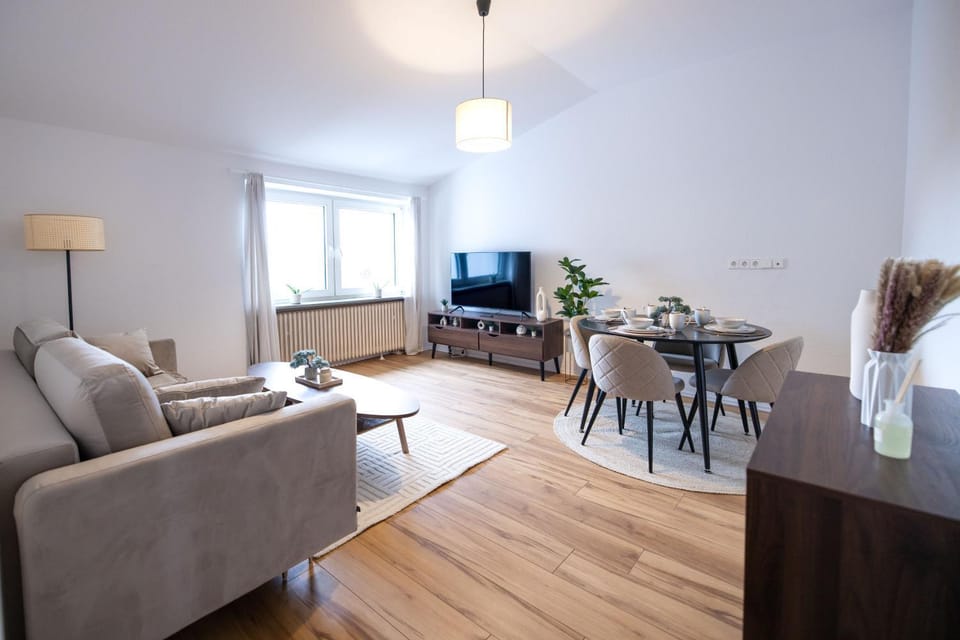 Communal lounge/ TV room, TV and multimedia, Living room, Seating area, Dining area, Evening entertainment