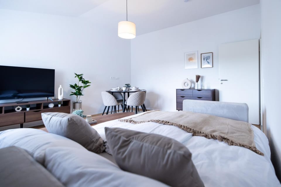 Bed, TV and multimedia, Living room, Photo of the whole room, Seating area