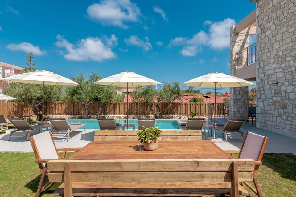 Property building, Spring, Day, Garden, Dining area, Garden view, Pool view, Swimming pool, sunbed