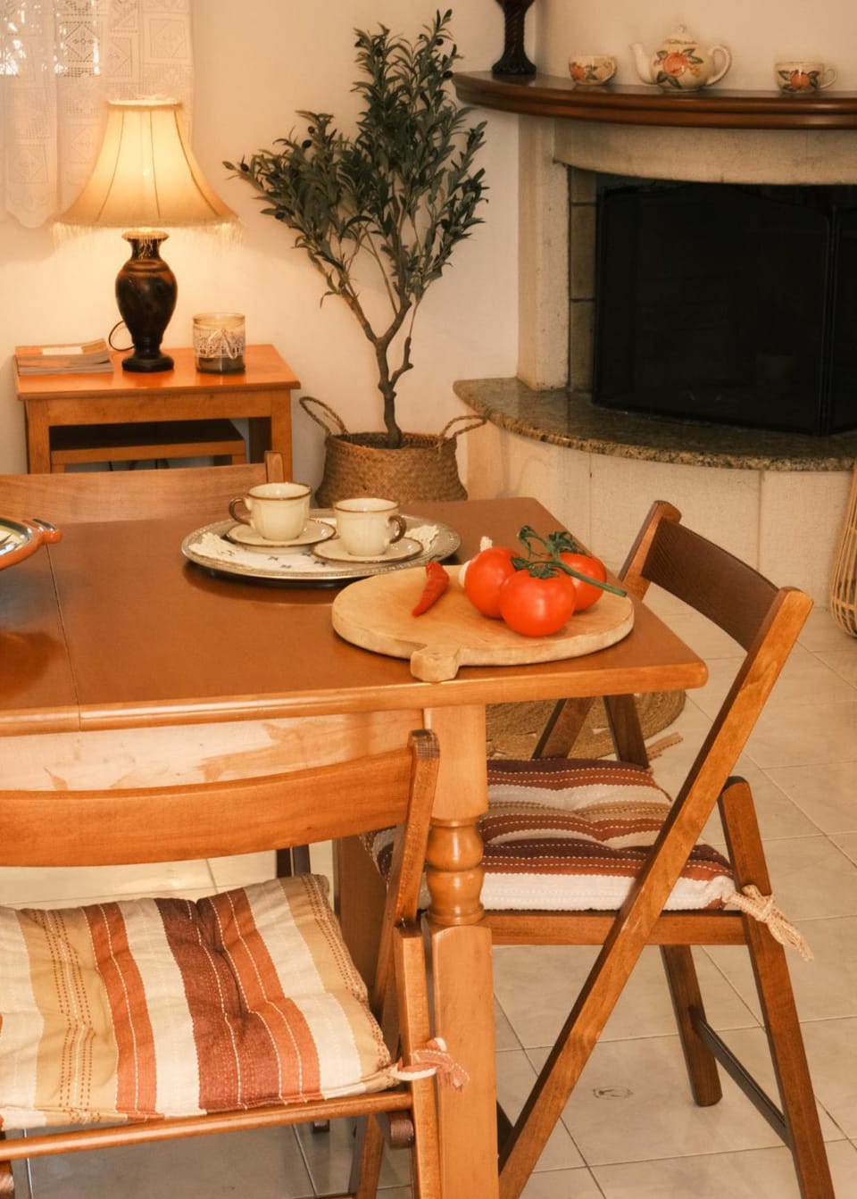 Dining area, fireplace