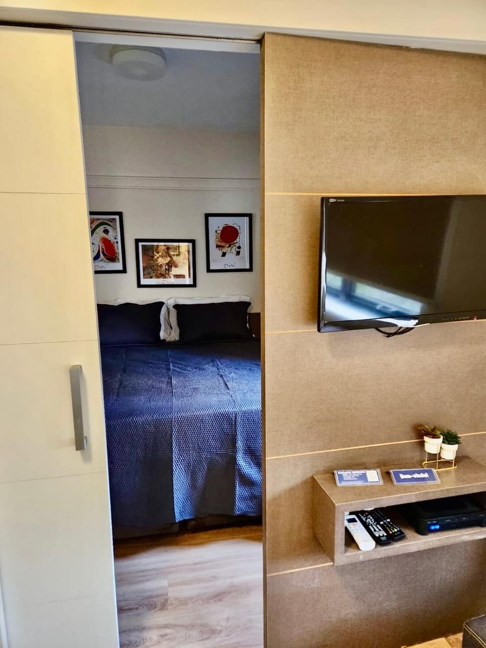 Bed, TV and multimedia, Bedroom