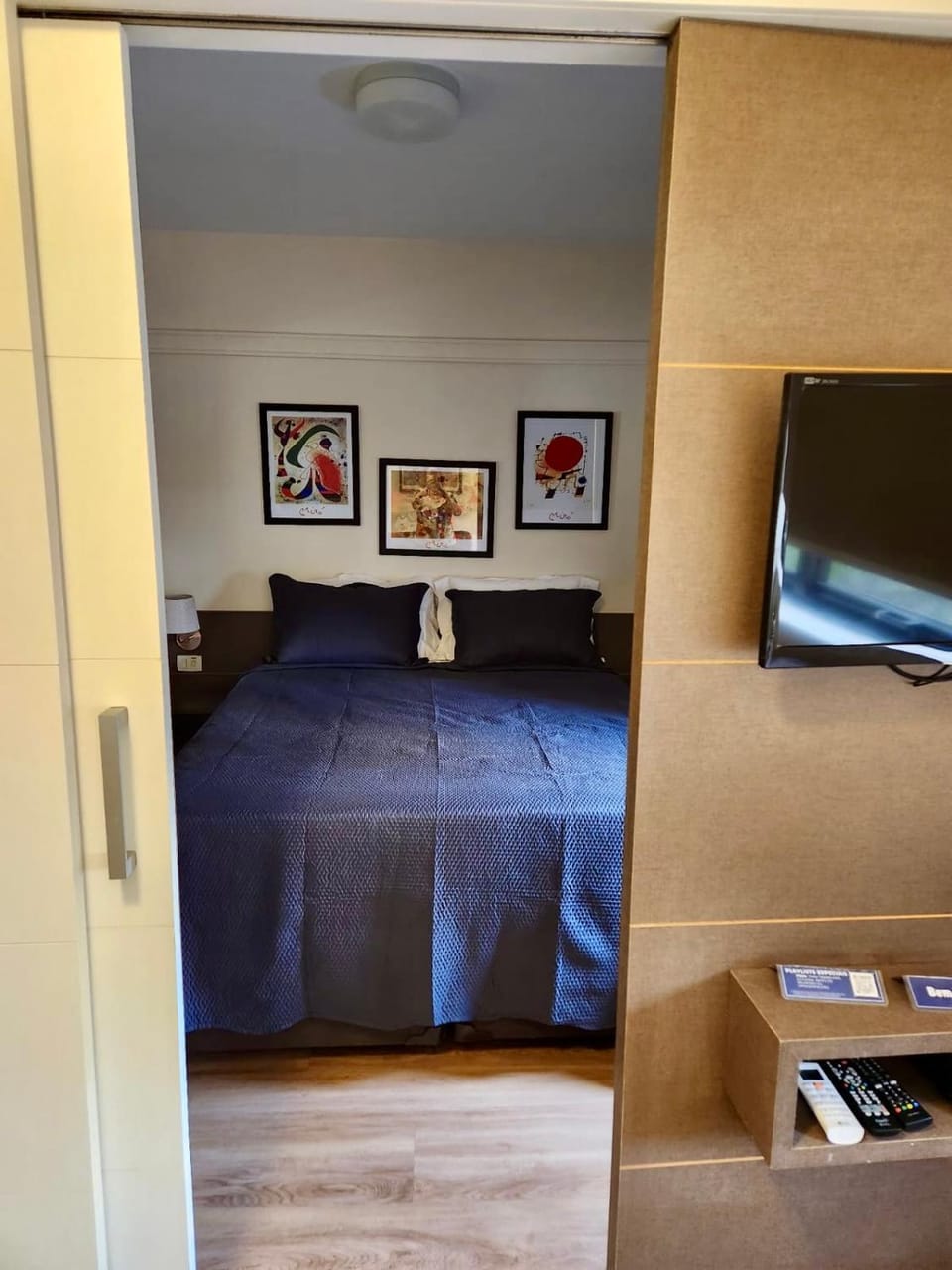 Bed, TV and multimedia, Bedroom