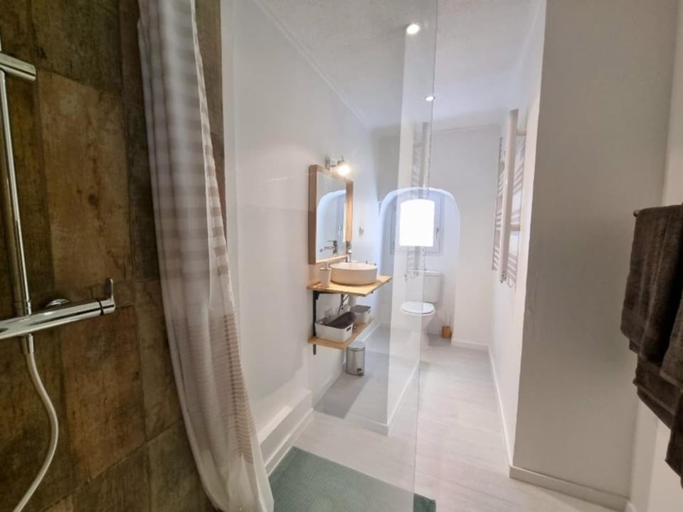Shower, Toilet, Bathroom, towels