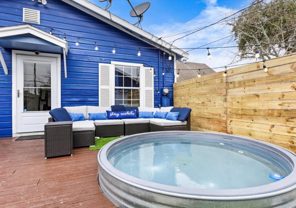 Property building, Patio, Hot Tub, Pool view, Swimming pool, Swimming pool