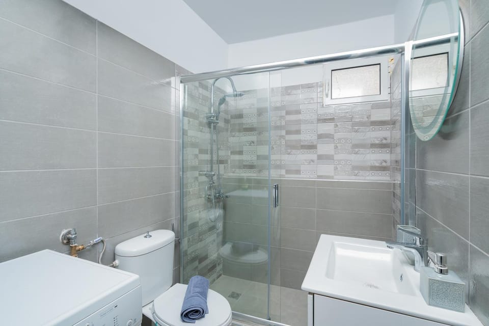 Shower, Toilet, Bathroom, towels