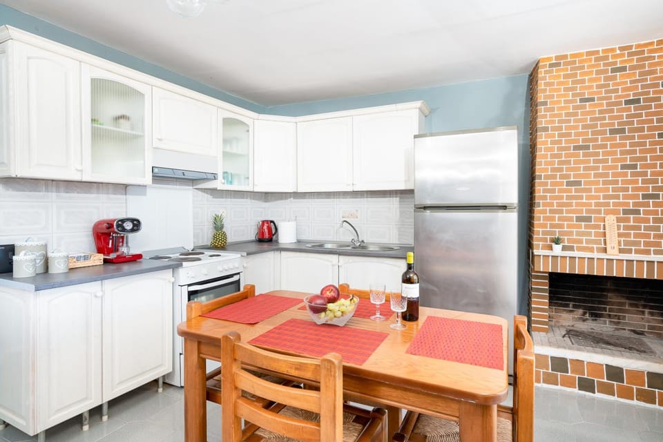 Kitchen or kitchenette, Food and drinks, Dining area, dishwasher, pet friendly