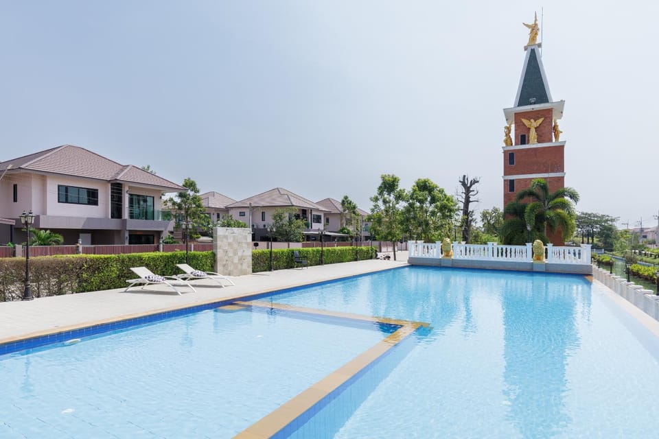 3-bedroom, 3-bathroom townhouse, community with swimming pool, gym, walking street for 20 minutes by car Apartment in Pattaya City