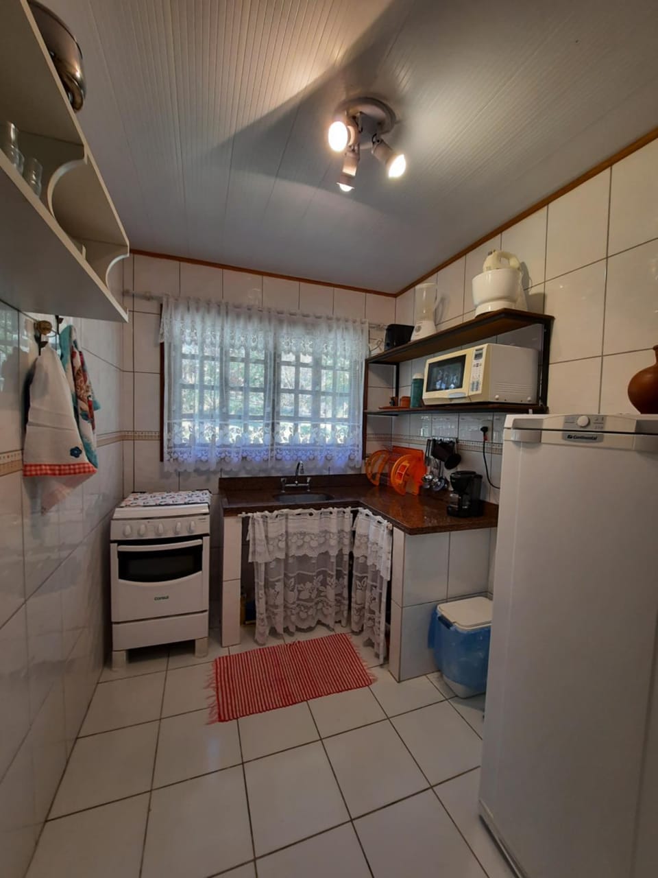 Kitchen or kitchenette, minibar, stove