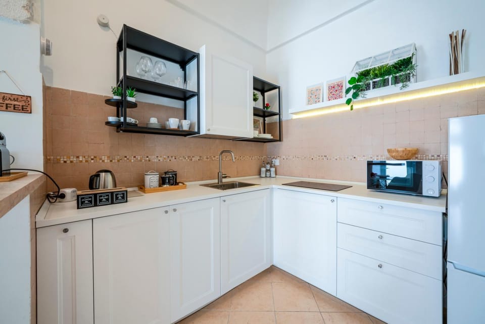 Coffee/tea facilities, Kitchen or kitchenette, dishwasher, oven, stove