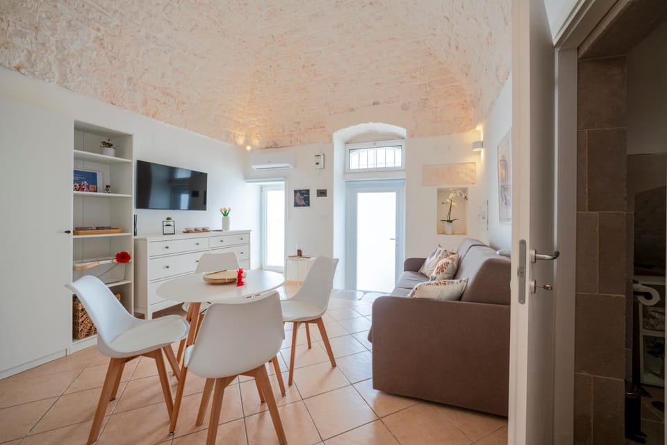 TV and multimedia, Kitchen or kitchenette, Living room, Seating area, Dining area