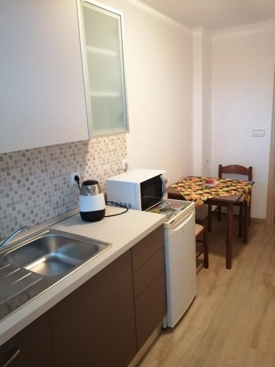 Kitchen or kitchenette, Dining area, stove, toaster