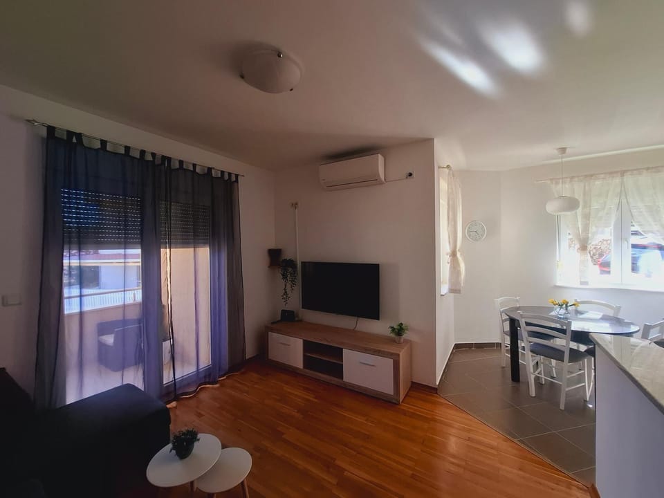 Communal lounge/ TV room, TV and multimedia, Kitchen or kitchenette, Living room, Seating area, Dining area